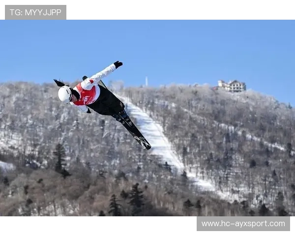 冬奥自由式滑雪选手完成四周转体